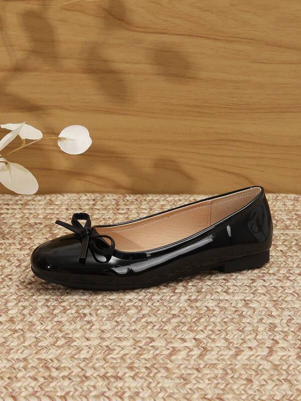 أحذية نسائية مسطحة من الجلد الأسود اللامع بفيونكة، برؤوس مستديرة وكعب منخفض مريحة للارتداء، مناسبة للخريف والمدرسة/العمل، بطراز أنيق