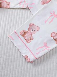Set de 2 piezas Pijama infantil con estampado de oso de dibujos animados y lazo, camisa de cuello de cárdigan y pantalones de cintura elástica holgados, estampado adorable de oso rosa y lazo, adecuado para uso diario y ropa de estar en casa de niños y adolescentes