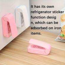 1 pieza Mini sellador de alimentos al vacío, material ABS, compacto y portátil. Incluye pegatina de imán para refrigerador. Tecnología de calentamiento de baja pérdida, diseño ergonómico, buen efecto de conservación, disponible en blanco/rosa, compatible con bolsas de plástico (requiere pilas AA), apto para uso doméstico, viajes, campamentos y oficina. Herramienta de cocina esencial.