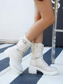 Botas Brancas Cano Médio da Moda Feminina, Novos Lançamentos Outono/Inverno 2025, Bico Redondo, Superfície de Couro, Cor Sólida, Salto Grosso, Estilo Punk Ocidental, Ilhós Metálico, Cadarço, Zíper Lateral, Fivela, Versátil para Uso Externo, Transporte, Uso Diário, Botas Pretas, Botas Femininas Plus Size, Festa