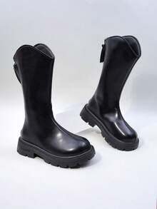 زوج من بوت الفتيات ذات الخامة اللامعة والسحاب الزخرفي، ذات رؤوس مستديرة وأعلى مرتفع، مريحة وعصرية، ذات نعل سميك ومنخفض، بطراز غربي رجعي، مناسبة للمدرسة والارتداء اليومي