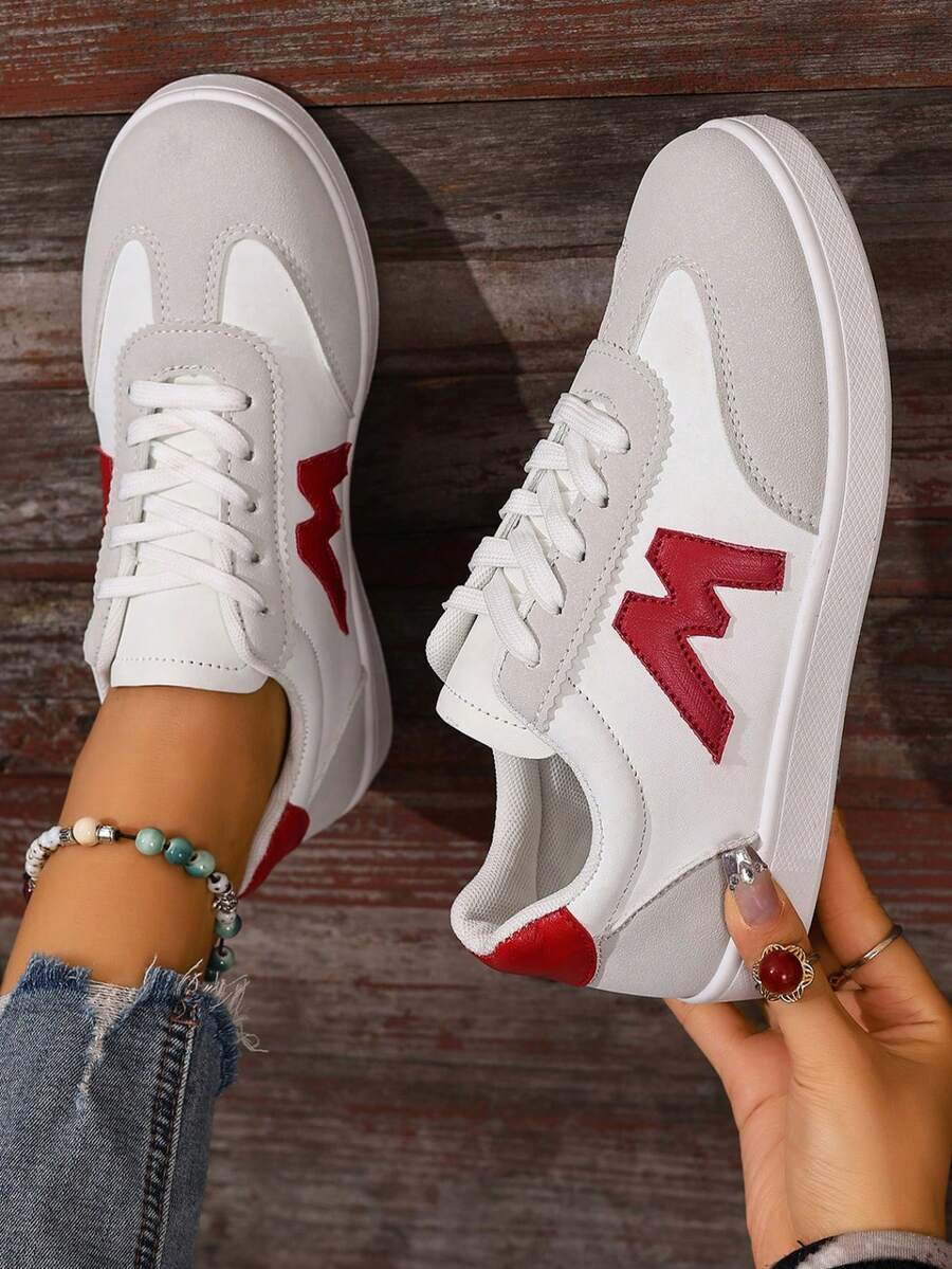 2025 Novo Tênis Casual Plano Clássico com Contraste de Cores, Cadarço e Emenda, Estilo Coreano Confortável e Respirável com Decoração de Letras para Mulheres