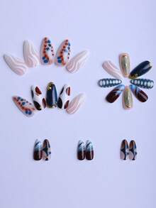 24 piezas de uñas postizas con forma de almendra en caja de regalo. Incluye diseños de moda con elementos múltiples, pintados a mano, con patrones de cocodrilo verde, ondas de agua blanca, degradado de polvo dorado y estrellas. Ideales para uso diario, fiestas, viajes y ocasiones especiales. Viene con pegamento de gelatina y una lima.