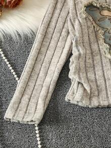 بلوزة كريو ذات أكمام طويلة مزينة بتطريز فراشة وبنطال واسع، طقم ملابس كاجوال مريح وأنيق، مناسب للارتداء اليومي