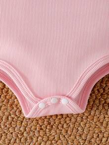 Conjunto elegante y dulce de 3 piezas para niña bebé: Mono con volantes en rosa, falda a cuadros rosas con decoración de lazo, y diadema con lazo