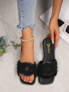 2025 Nouvelles sandales plates à enfiler élégantes pour femmes avec embellissements en cristal français et bout carré. Convient pour le printemps, l'été et l'automne, à porter avec des robes