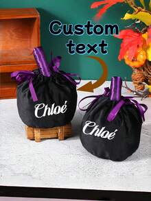 1 Peça Sacola de Presente Personalizada de Abóbora de Halloween, Personalizada com Texto Impresso ou Nome, Identificador de Feriado Único com Design de Abóbora de Destaque. Pode ser usado como uma sacola de doces para festas para encher com doces para crianças, ou como um acento de decoração de feriado para animar a cena da festa. Seja para uso pessoal ou como um pequeno presente, o design personalizado e o clima de feriado adicionam um toque especial ao Halloween.