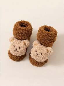 1 paire de chaussures épaisses et chaudes pour bébé et tout-petit, chaussettes intérieures antidérapantes pour nouveau-né et nourrisson avec motif de personnage de dessin animé, à semelle souple, convient pour la maison, les fêtes et l'hiver