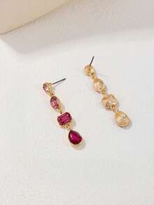 Un par de pendientes de mujer de aleación de alta gama y de moda, enjoyados con diamantes, de artesanía exquisita y encanto único, una pieza de joyería adecuada para que las mujeres se la pongan en reuniones diarias