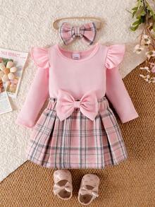 Conjunto elegante y dulce de 3 piezas para niña bebé: Mono con volantes en rosa, falda a cuadros rosas con decoración de lazo, y diadema con lazo