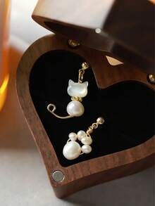 一对仿珍珠猫爪不对称耳环，小巧可爱，适合女士