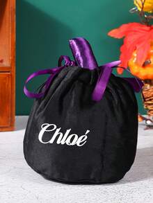 1 Peça Sacola de Presente Personalizada de Abóbora de Halloween, Personalizada com Texto Impresso ou Nome, Identificador de Feriado Único com Design de Abóbora de Destaque. Pode ser usado como uma sacola de doces para festas para encher com doces para crianças, ou como um acento de decoração de feriado para animar a cena da festa. Seja para uso pessoal ou como um pequeno presente, o design personalizado e o clima de feriado adicionam um toque especial ao Halloween.