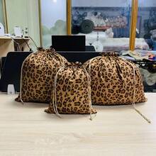 三种尺寸可选，适合大多数包袋。这款奢华包袋防尘套束口袋，材质柔软，不会损伤包袋。非常适合存放婚纱、拉菲草袋内衬、吹风机和衣物。防潮、抗老化、柔软的面料，使其成为馈赠佳品和旅行收纳好帮手。 - 棕色 - 查看 6