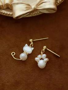 一对仿珍珠猫爪不对称耳环，小巧可爱，适合女士