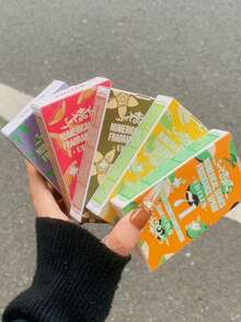 1/5 butelki 50 ml brazylijskiej mgiełki zapachowej, dostępnej w 5 wariantach, nadaje się do odświeżania powietrza w pomieszczeniach i na zewnątrz. Ta wielowarstwowa mgiełka o wysokim nastroju ma długotrwały, naturalny, świeży zapach, uwalniając eleganckie nuty wanilii, kokosa, kwiatów, cytrusów, drzew i nut morskich rodem z Rio de Janeiro. Nadaje się na randki, imprezy, spotkania, święta, do domu, hotelu, biura. Idealny prezent dla rodziny, krewnych i przyjaciół.