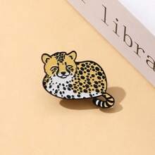 1PC Cute Curled - Up Cheetah Enamel Pin - Cartoon Cheetah In A Cozy, Curled Pose With Spotted Fur & Striped Tail Design, Lapel Brooch For Bags & Clothes, Adorable Wildlife - Themed Fashion Accessory, Sweet Jewelry Gift For Cheetah Lovers & Fans Of Cute Accessories