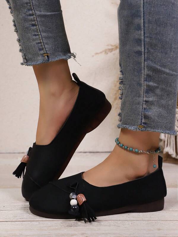 أحذية نسائية مسطحة من الجلد الأحمر مع تفاصيل معدنية، مناسبة للربيع والخريف