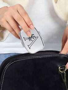 Cutie de pastile pătrată cu model floral negru, 2 compartimente portabile pentru pastile, mini cutie de depozitare metalică, cutie portabilă pentru bijuterii și pastile, cadou creativ personalizat cu identificare a numelui, potrivită pentru călătorii, activități în aer liber, genți, buzunare, utilizată pentru cadouri de nuntă, cadouri și decorațiuni pentru recepție, cutie de depozitare decorativă pentru călătorii cu design unic (litere inițiale A-Z), organizator de medicamente pentru călătorii în aer liber, articole esențiale, trusă de prim ajutor