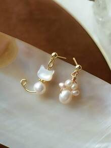 一对仿珍珠猫爪不对称耳环，小巧可爱，适合女士