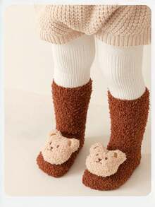 1 paire de chaussures épaisses et chaudes pour bébé et tout-petit, chaussettes intérieures antidérapantes pour nouveau-né et nourrisson avec motif de personnage de dessin animé, à semelle souple, convient pour la maison, les fêtes et l'hiver