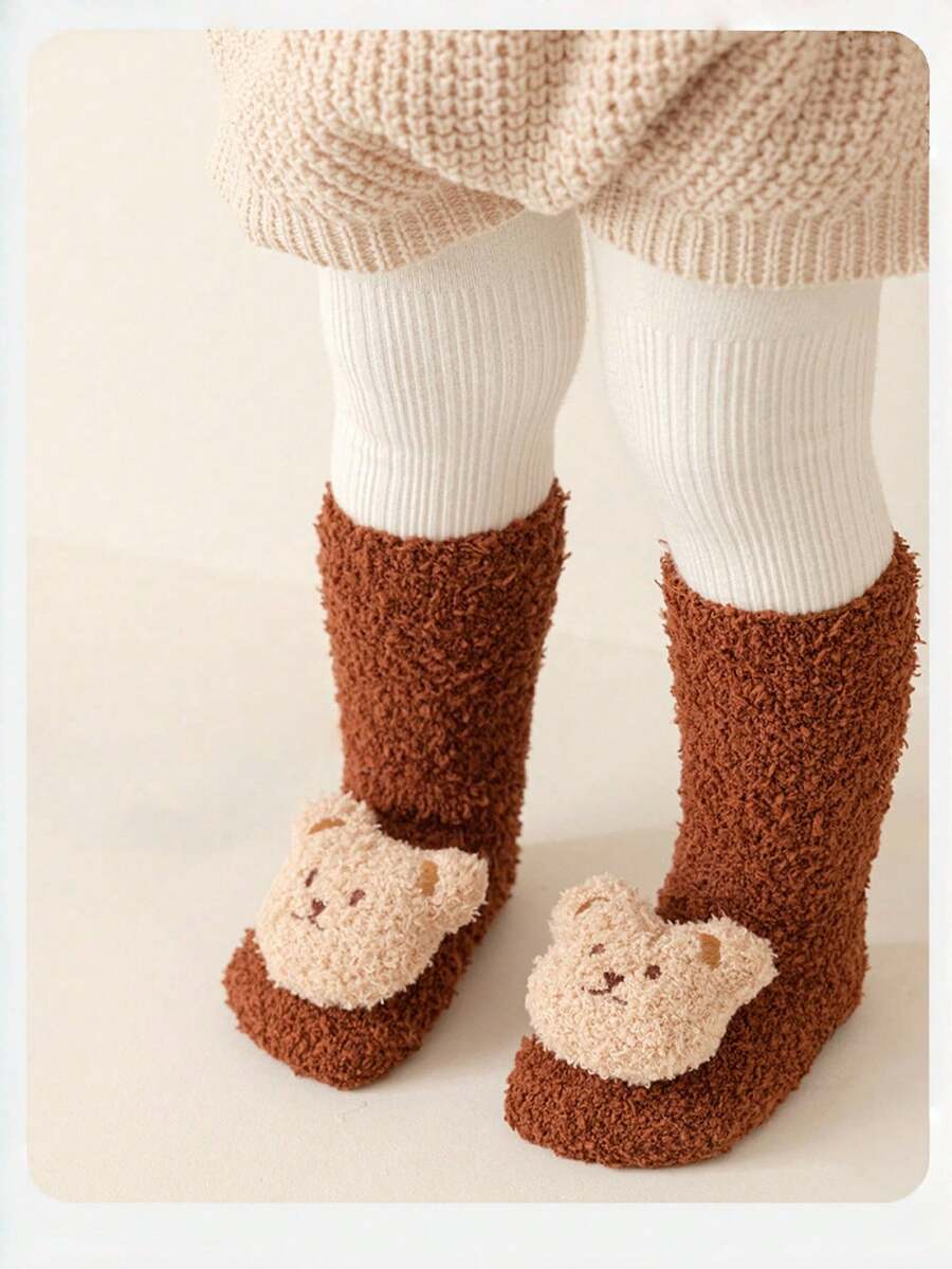 1 paire de chaussures épaisses et chaudes pour bébé et tout-petit, chaussettes intérieures antidérapantes pour nouveau-né et nourrisson avec motif de personnage de dessin animé, à semelle souple, convient pour la maison, les fêtes et l'hiver