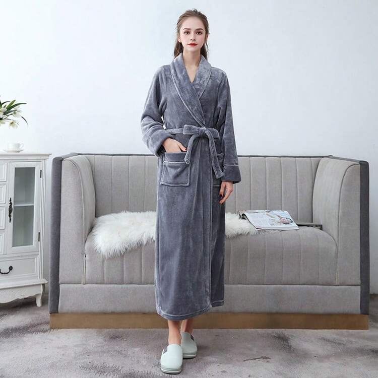 这款超大浴袍男女皆宜，适合秋冬春三季穿着。无帽设计，有灰色和粉色两种颜色可选。采用厚实的法兰绒面料，适合在浴室和卧室使用。它能带给您如置身云端般的舒适感受。超强吸水性，触感极其柔软。也适合情侣或家庭作为浴袍使用。 - 彩色 - 查看 9