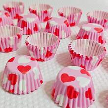 Moldes para mini cupcakes, tazas de papel pequeñas para hornear, tapetes pequeños para tartas, moldes para hornear, envoltorios desechables para cupcakes - Corazones rojos y blancos - Ver 11