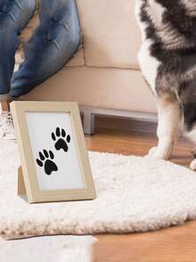 这款特别设计的两件套套装，让宠物爱好者轻松捕捉宠物的可爱瞬间，例如狗狗们开心玩耍的瞬间。套装内含免洗印泥，确保在制作爪印时双手保持清洁。相框尺寸适中，可摆放在书桌、床头柜或客厅，打造温馨的家居装饰。