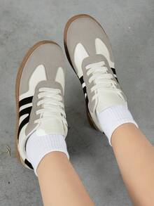 زوج من أحذية نسائية كاجوال مريحة بدون كعب، حذاء رياضي خفيف الوزن وقابل للتنفس، تصميم لوحي، مناسب للربيع والخريف