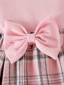 Conjunto elegante y dulce de 3 piezas para niña bebé: Mono con volantes en rosa, falda a cuadros rosas con decoración de lazo, y diadema con lazo