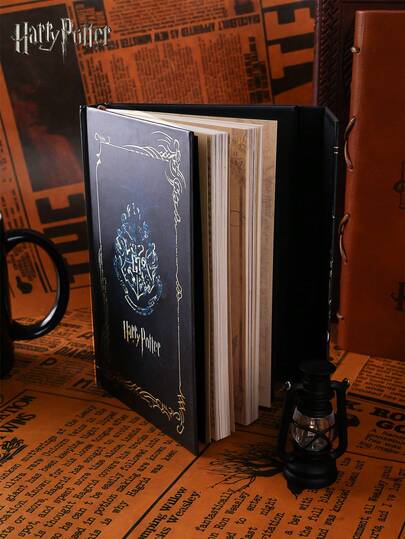 Warner Bros 1 Stück offiziell lizenziertes Harry Potter Notizbuch Hogwarts Retro Hartoberfläche Magnetisches Handbuch Selbstständiger Kalender Film Zubehör Tragbares Notizbuch Party Kostüme Kreative Zimmer Ornamente Dekorationen Weihnachten Halloween Geburtstag Überraschungen Geschenke für Familie und Freunde