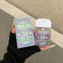 1/5 butelki 50 ml brazylijskiej mgiełki zapachowej, dostępnej w 5 wariantach, nadaje się do odświeżania powietrza w pomieszczeniach i na zewnątrz. Ta wielowarstwowa mgiełka o wysokim nastroju ma długotrwały, naturalny, świeży zapach, uwalniając eleganckie nuty wanilii, kokosa, kwiatów, cytrusów, drzew i nut morskich rodem z Rio de Janeiro. Nadaje się na randki, imprezy, spotkania, święta, do domu, hotelu, biura. Idealny prezent dla rodziny, krewnych i przyjaciół.