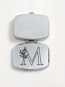 Cutie de pastile pătrată cu model floral negru, 2 compartimente portabile pentru pastile, mini cutie de depozitare metalică, cutie portabilă pentru bijuterii și pastile, cadou creativ personalizat cu identificare a numelui, potrivită pentru călătorii, activități în aer liber, genți, buzunare, utilizată pentru cadouri de nuntă, cadouri și decorațiuni pentru recepție, cutie de depozitare decorativă pentru călătorii cu design unic (litere inițiale A-Z), organizator de medicamente pentru călătorii în aer liber, articole esențiale, trusă de prim ajutor