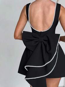 Vestido corto de mujer con lazo y decoración de perlas en la espalda