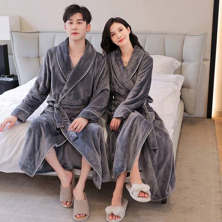这款超大浴袍男女皆宜，适合秋冬春三季穿着。无帽设计，有灰色和粉色两种颜色可选。采用厚实的法兰绒面料，适合在浴室和卧室使用。它能带给您如置身云端般的舒适感受。超强吸水性，触感极其柔软。也适合情侣或家庭作为浴袍使用。 - 彩色 - 查看 7