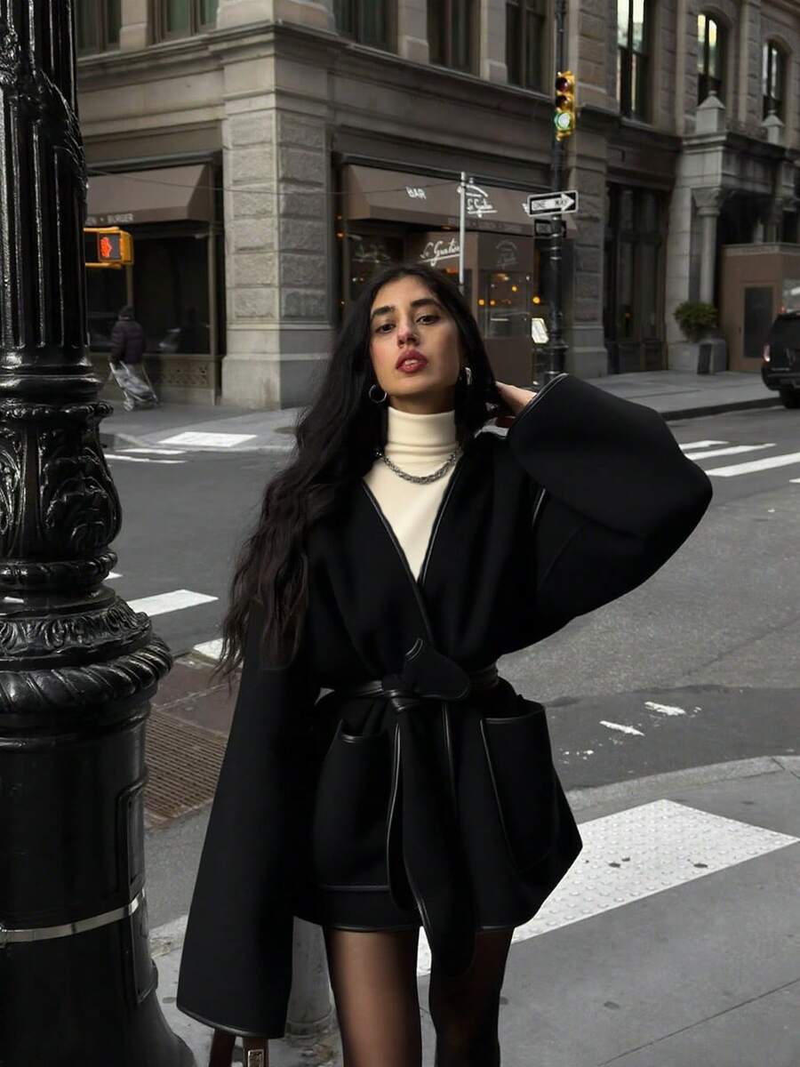 女士优雅休闲中长款外套 - 蝴蝶结腰身、深V领、撞色皮革饰边、落肩长袖、前口袋，适合休闲外出、派对、聚会、度假、机场、约会、通勤等场合。 - 黑色 - 查看 1