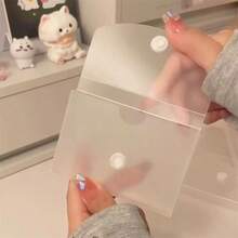 2 pièces/1 pièce Boîte de rangement pour autocollants de bureau givré, couvercle transparent à coins arrondis, placement horizontal et vertical polyvalent, organisateur de bureau et de maison minimaliste chic, solution de rangement multifonctionnelle pour cartes, autocollants, photos et petits essentiels, parfait pour la rentrée scolaire, les cadeaux d'automne et de vacances, accessoire de bureau esthétique et pratique, design à vue dégagée.