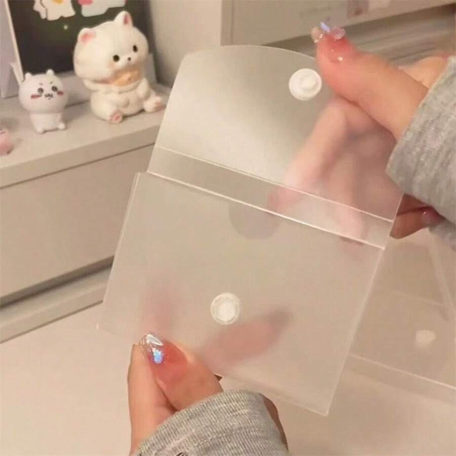 2 pièces/1 pièce Boîte de rangement pour autocollants de bureau givré, couvercle transparent à coins arrondis, placement horizontal et vertical polyvalent, organisateur de bureau et de maison minimaliste chic, solution de rangement multifonctionnelle pour cartes, autocollants, photos et petits essentiels, parfait pour la rentrée scolaire, les cadeaux d'automne et de vacances, accessoire de bureau esthétique et pratique, design à vue dégagée.