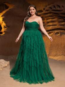 优雅的无肩带正式礼服，褶皱修身胸衣搭配层叠薄纱裙摆——浪漫庆典的理想之选