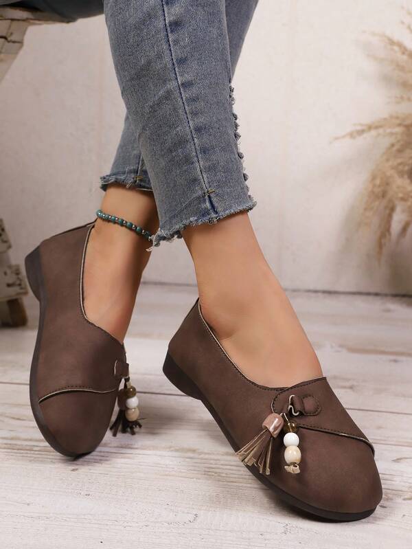 أحذية نسائية مسطحة من الجلد الأحمر مع تفاصيل معدنية، مناسبة للربيع والخريف