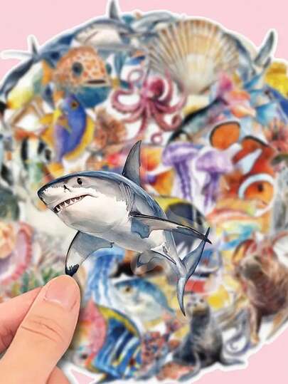 50 szt. przezroczystych naklejek z motywem życia morskiego. Kreatywny, estetyczny zestaw naklejek, odpowiedni do naklejania na telefony komórkowe, kalendarze, bagaż, laptopy, kubki na wodę itp.. Wykwintny prezent na festiwal, imprezę i urodziny.