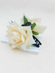 1个情人节法兰绒玫瑰花发爪夹，适合日常佩戴，送给朋友的礼物，时尚发夹，优雅发饰