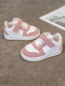 1 Pair Fashionable And Versatile Baby Casual Sneakers, Well-Made And Durable, Suitable For All Seasons. Neat Stitching, Refined Material Combination, Strong Quality Feel And Durability. Minimalist Style Matches Well With Dresses, Jeans And Various Children's Outfits, Easily Enhancing The Overall Outfit.