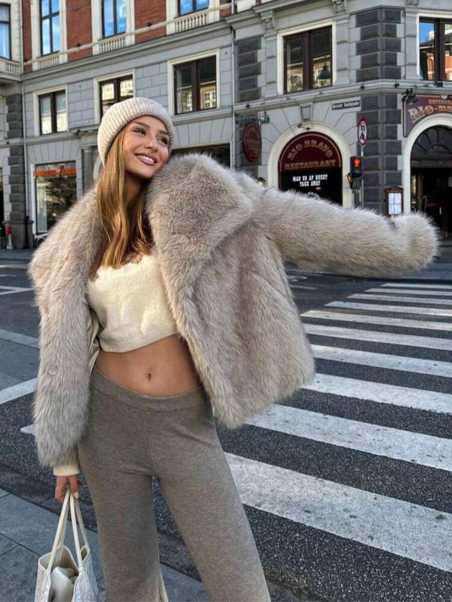 女士秋冬街头风格超大人造毛领蓬松夹克，翻领落肩设计人造皮草大衣，通勤和街头时尚外套，温暖的短款冬季外套