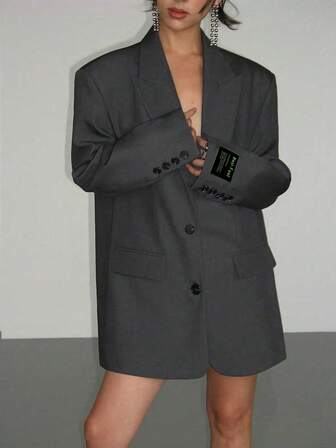 女式轻盈西装外套。这款休闲又不失独特的中长款正式尖头翻领夹克适合宴会、婚礼、节日、派对和郊游等场合。它是一款优雅别致的秋季女装单品。