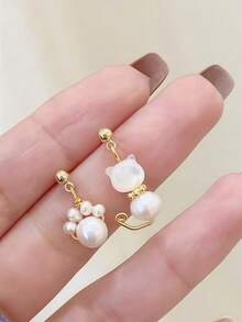 一对仿珍珠猫爪不对称耳环，小巧可爱，适合女士
