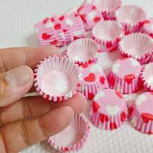 Moldes para mini cupcakes, tazas de papel pequeñas para hornear, tapetes pequeños para tartas, moldes para hornear, envoltorios desechables para cupcakes - Corazones rojos y blancos - Ver 5