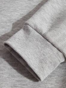 Um mundo cheio de rosas Seja um girassol O moletom apresenta um design de girassol amarelo brilhante com pétalas irradiando para fora O texto é organizado em um padrão circular ao redor do girassol em fonte preta contra o fundo bege do moletom O estilo geral é casual e confortável Perfeito para uso diário A impressão transmite uma pose