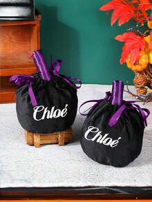 1 Peça Sacola de Presente Personalizada de Abóbora de Halloween, Personalizada com Texto Impresso ou Nome, Identificador de Feriado Único com Design de Abóbora de Destaque. Pode ser usado como uma sacola de doces para festas para encher com doces para crianças, ou como um acento de decoração de feriado para animar a cena da festa. Seja para uso pessoal ou como um pequeno presente, o design personalizado e o clima de feriado adicionam um toque especial ao Halloween.