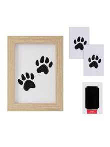 这款特别设计的两件套套装，让宠物爱好者轻松捕捉宠物的可爱瞬间，例如狗狗们开心玩耍的瞬间。套装内含免洗印泥，确保在制作爪印时双手保持清洁。相框尺寸适中，可摆放在书桌、床头柜或客厅，打造温馨的家居装饰。